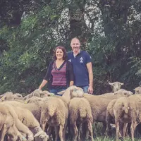 Véronique et Stéphane Roux favorisent les circuits courts et valorisent leurs produits en vente directe.