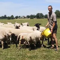Garisse Tavernon a repris l'élevage à la suite de son père. Il valorise ses agneaux sous le label rouge Agneau du Bourbonnais.