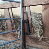 Un accroche claie aux cornadis qui permet de s'affranchir des ficelles sans prendre de place et en améliorant la solidité de l'installation (astuce pr