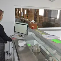 Pour la traite, le travail en fromagerie, la vente ou le soin aux animaux, les éleveurs de brebis laitières sont nombreux à chercher des salariés.