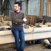 Valentin Lochon, 26 ans, a réfléchi son système pour optimiser la ressource herbagère et garder la complémentarité entre grandes cultures et atelier o
