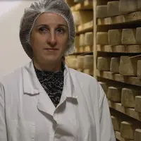 Lucie Dombre, fromagère en Aveyron, présente les modes de fabrication et savoir-faire autour des fromages au lait cru.