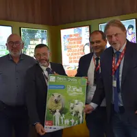 L'affiche Tech-Ovin 2023 dévoilée lors de la signature du partenariat avec Interbev et France Brebis laitière au Salon de l'agriculture par Jean-Marc