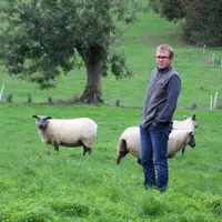 Gaétan, qui n'a pas de formation spécifique à l'élevage ovin, s'appuie souvent sur les éleveurs de l'OS Bleu du Maine pour des questions techniques. ©
