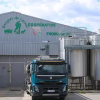 La coopérative des Bergers du Larzac est basée aux environs immédiats de Millau. Elle collecte le lait de 33 producteurs et transforme près de 4 milli
