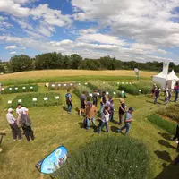 Le Salon de l'herbe permet aux visiteurs d'avoir un aperçu de près de 650 types de cultures fourragères et prairies grâce aux micro-parcelles de démon