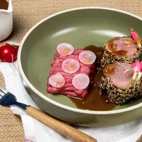 Agneau en croûte de sésame, houmous betterave, croquant de radis