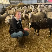 Gaëlle Hottier, 20 ans, intègre la ferme familiale en Moselle avec 200 brebis Lacaune en transformation fromagère.