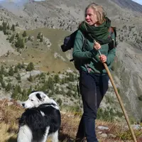 Bergère et son chien en montagne