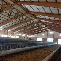 Des canons montés sur rails diffusent la paille par pression pneumatique, de part et d'autre des tapis d'alimentation.