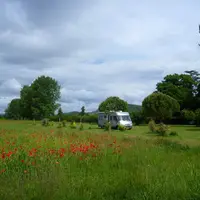 Camping-car dans un champ, accueil à la ferme.
