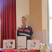 Thibaut Fouchez, éleveur de la ferme du Gentilhomme, commercialise sur son exploitation des vêtements en laine de production et transformation 100% fr