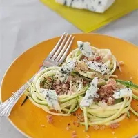Salade de spaghettis de courgette, pancetta et roquefort.