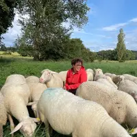Clémence Sutra, 33 ans, s'est installée sur la ferme familiale avec un système économe en plein air intégral.