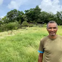 Alex Feval devant une prairie améliorée