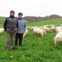 Beñat et Véronique Biscay, éleveurs dans les Pyrénées-Atlantiques, ont fait face à de la multirésistance parasitaire dans leur élevage.