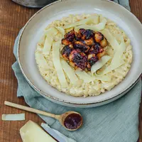 Ris d’agneau laqué à la confiture de figues, risotto de coquillettes au comté.