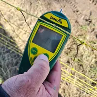 Compacte, la télécommande de clôture se glisse dans la poche. Un poste peut avoir plusieurs télécommandes et une seule télécommande peut gérer plusieu