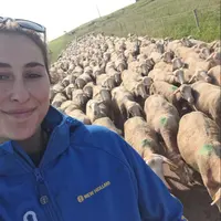 Noémie Lequeux, 23 ans, travaille dans un groupement d'employeurs en brebis laitières dans le sud de l'Aveyron.