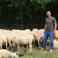 Julien Le Berre est éleveur bio de brebis laitières en Ille-et-Vilaine et transforme tout le lait en yaourt.
