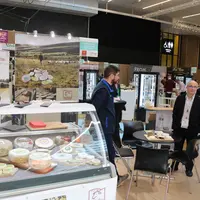 Fromager au salon du fromage et des produits laitiers, à Paris.