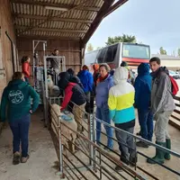 L'intégration de visites d'exploitations agricoles dans les programmes scolaires de collèges et lycées est une occasion de faire décourvrir aux jeunes