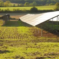 Panneaux solaires dans un champ