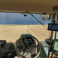 Vue de la cabine du tracteur sur un champ