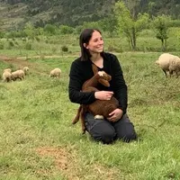 L'éleveuse Elise Boulbes avec un agneau dans les bras.