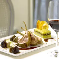 Carré d’agneau rôti aux épices et aux cèpes poêlés