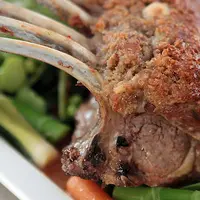 Carré d’agneau en croûte de roquefort, légumes printaniers