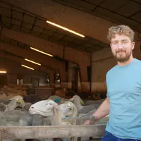 Arthur Massart, éleveur de brebis laitières dans l'Aude