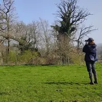 Expert en écologie réalisant un suivi ornithologique.