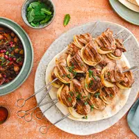 Brochettes de gigot d’agneau aux oignons