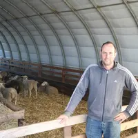 Sébastien Dugnas, éleveur de 500 brebis blanches du Massif central dans le Puy-de-Dôme.
