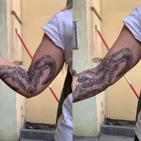 Quatre vues du tatouage de bélier se transformant en loup