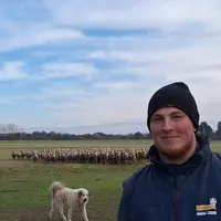 Sam Feugueur, 23 ans, est berger dans la plaine de la Crau (Bouches-du-Rhône)