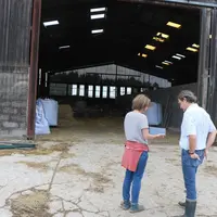 Technicien et éleveur sur une exploitation ovine