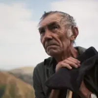 Un berger regarde au loin, extrait du film "Shoot the bear"