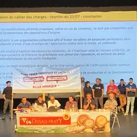 Sur scène, lors de l'assemblée générale du syndicat de l'AOP Ossau-Iraty, les représentants d’ELB ont déployé une banderole dénonçant la plus faible a
