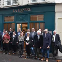 Des représentants des organisations pastorales françaises se tiennent devant la maison de la Lozère à Paris