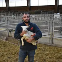 <em class="placeholder">Jeune éleveur tenant un agneau dans ses bras</em>