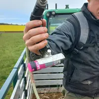 Un simple tube en aluminium est fixé à la base du pistolet drogueur.