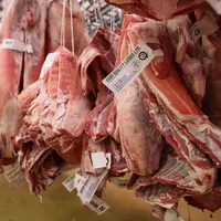 Des carcasses d'agneaux au marché de Rungis.