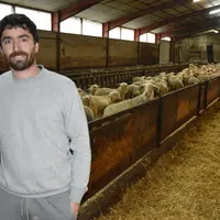 Julien Cazottes dans sa bergerie.