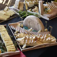 Un banquet de produits laitiers de brebis.