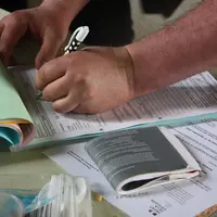Un homme remplit des documents.