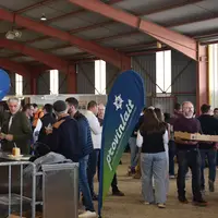 Des participants au salon Provinlait échangent