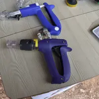 En haut : un injecteur muni d'un protège-aiguille. En bas : un injecteur muni de pistons amovibles.