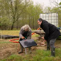 <em class="placeholder">Moïse installe un panneau solaire pour clôture mobile</em>